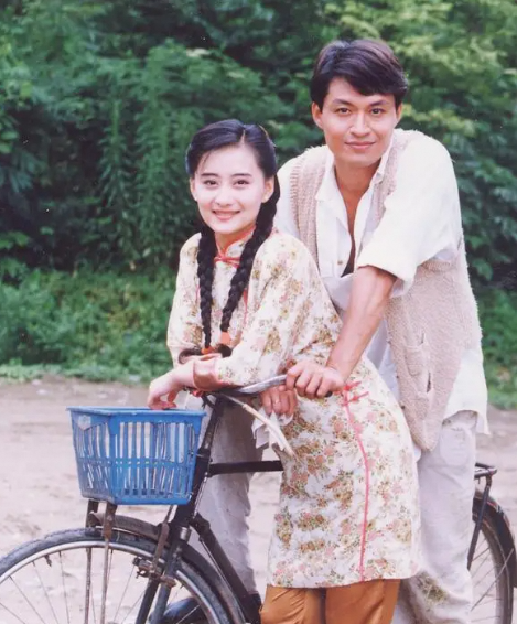 王晶女儿王子涵事业不顺，暴瘦至胸骨显现仍在娱乐圈坚守