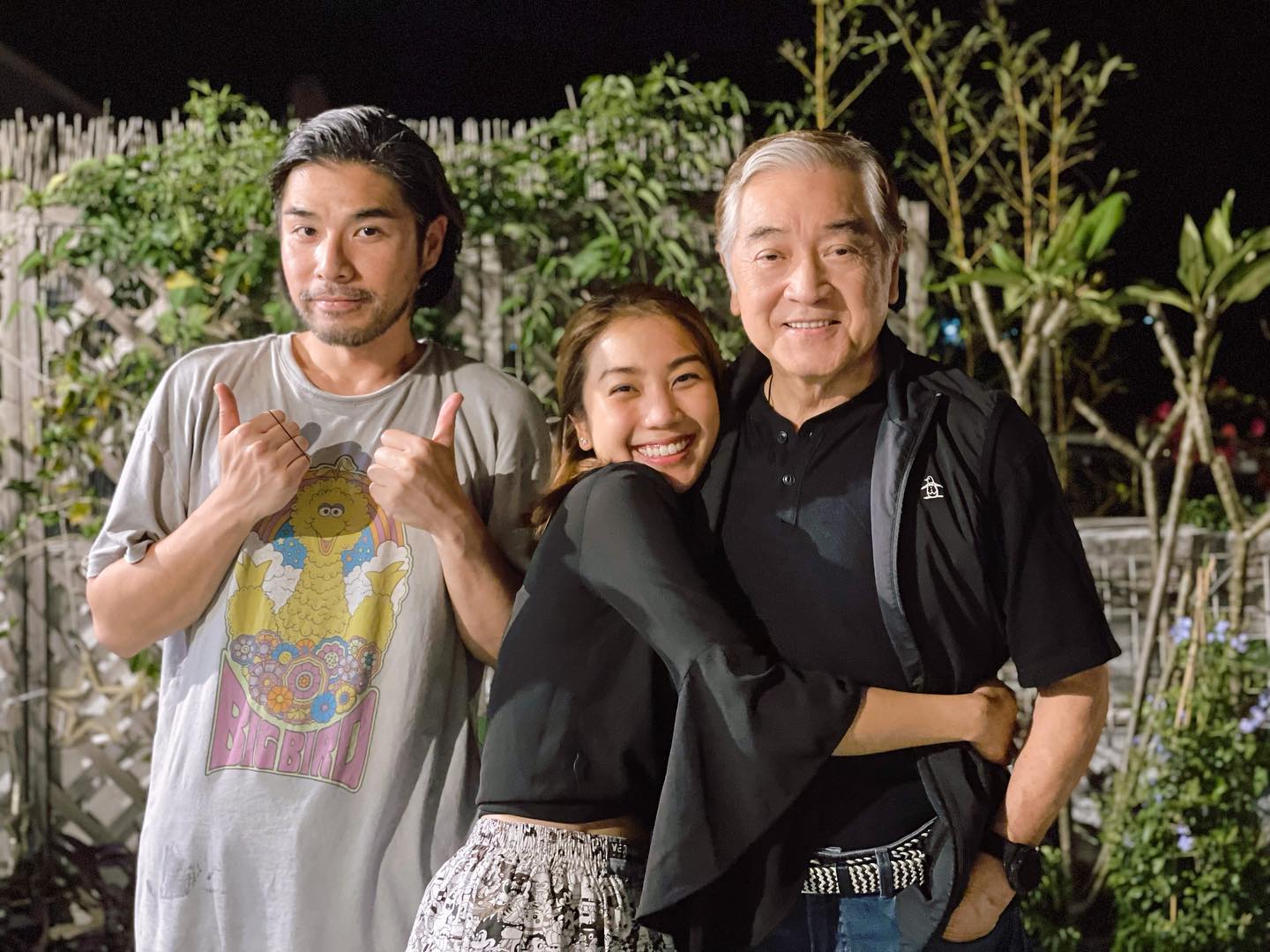 香港的著名老戏骨秦沛和女儿合照，她女儿有点眼熟，好像在TVB也拍过电视剧。