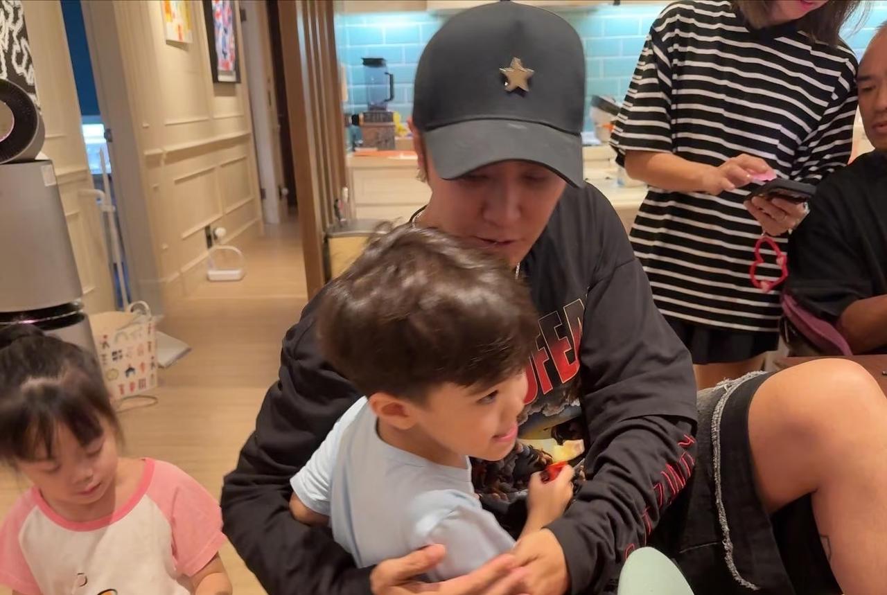 说实话罗志祥对经纪人小霜的两个孩子真的好好，把他们当成自己的亲生孩子看待。罗