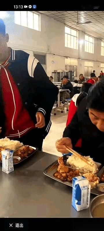 食堂里，一个小孩儿，盯着校长的餐盘，问：校长，你那鸡腿儿还吃吗？校长嘴里还嚼着