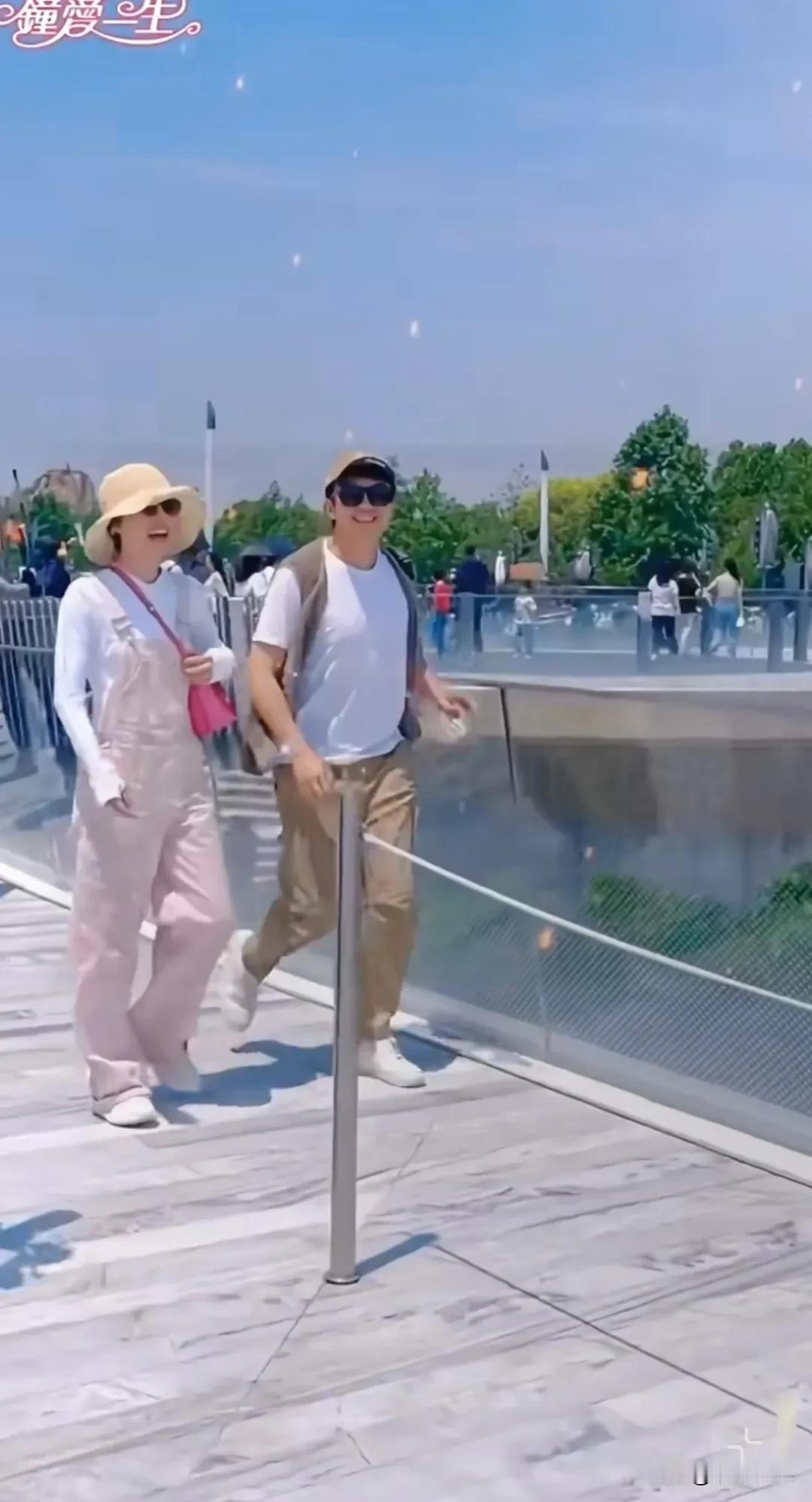 孙俪，果然是邓超的救赎啊！看俩人抛下孩子出去玩，穿着情侣装的他们，活像回到了当