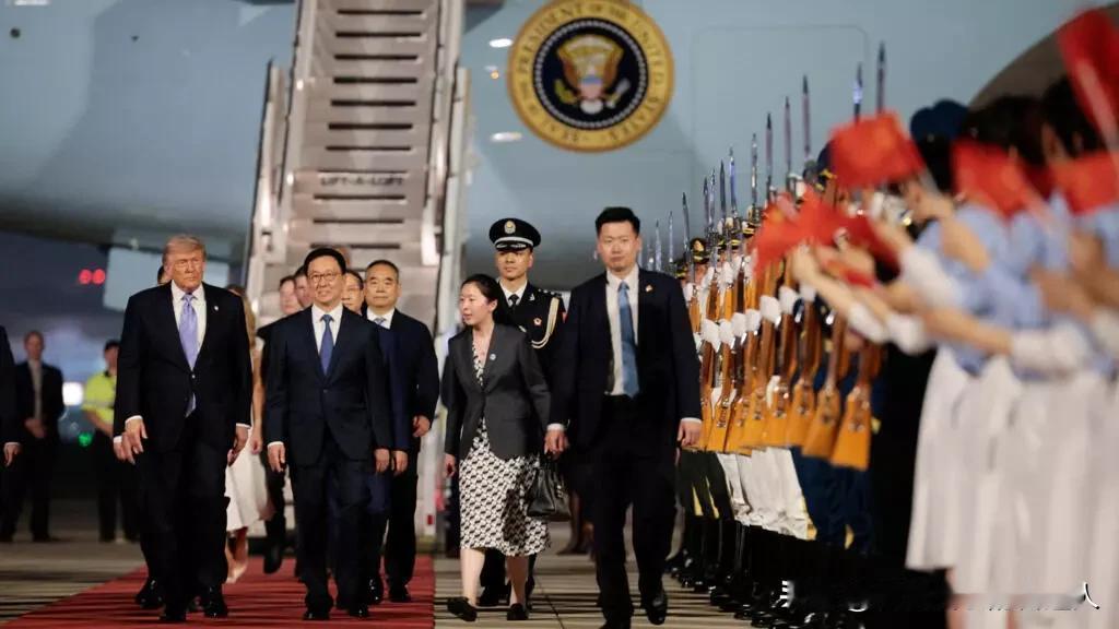 21响礼炮，正国级接机，中方把能给的最高规格全给了特朗普！高市早苗呢？她发表涉台