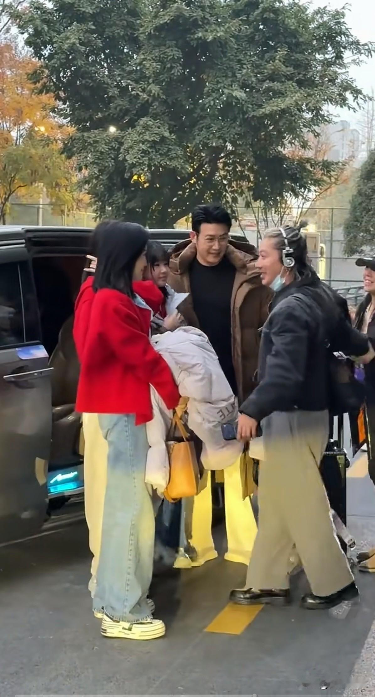 不羡慕有钱的，只羡慕家庭幸福的。一家四口，颜值都好高呀，陆毅鲍蕾一家人太有幸