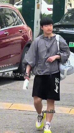莎莎上训了，前天刚回来，今天就上训。估计她在体总里，就没出去过，更别说回家了。