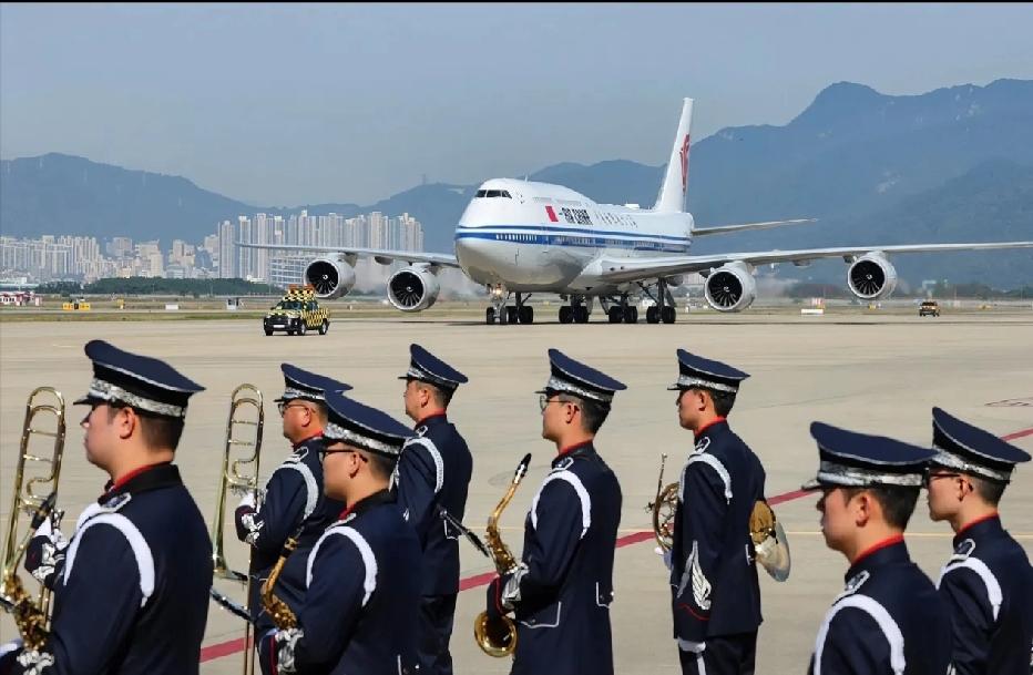超高规格接待中国！韩国一见面就放大招：21响礼炮、外长接机、军乐团列队，釜山金海