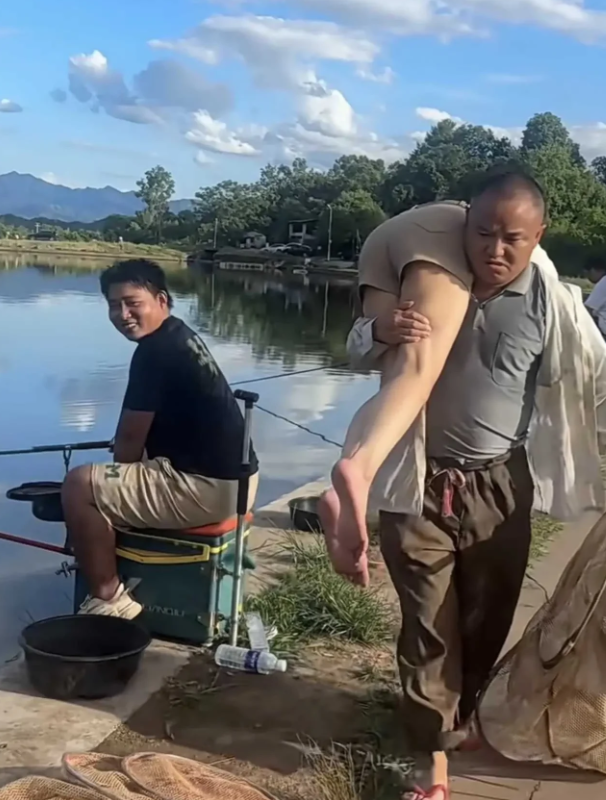 看给钓鱼的大哥老羡慕了！