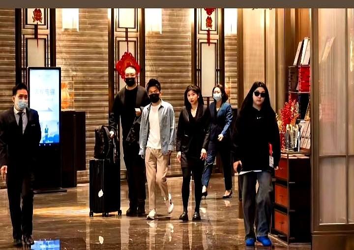 刷到董宇辉这张照片，瞬间get到他为啥圈粉无数！照片里他穿得普普通通，松松垮