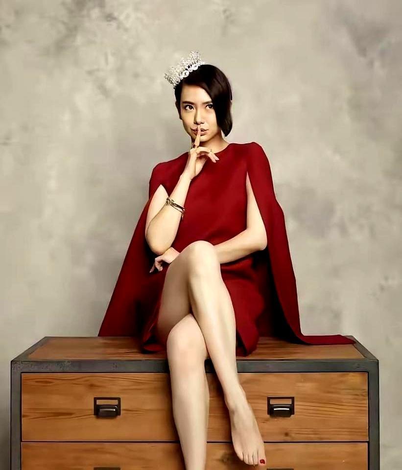 你见过杨紫琼那双畸形的脚吗？大拇指横向劈开，强行把二脚趾挤成了叠罗汉。维多