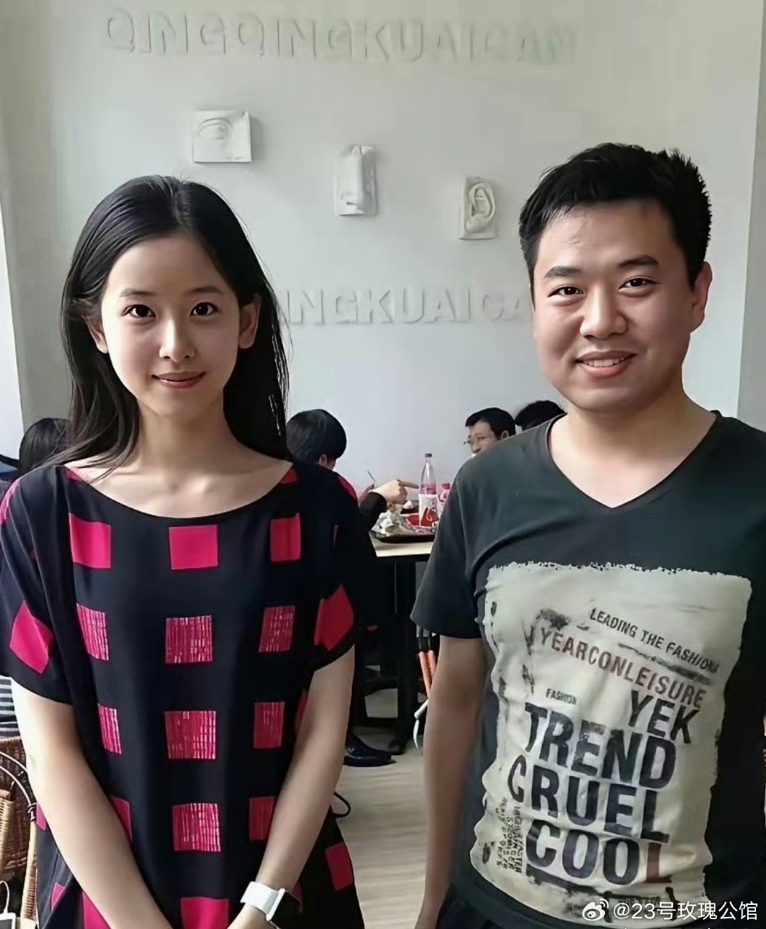 刘强东在富豪里真不算丑的，在同龄人里五官算标致了，只不过章泽天长得太漂亮了