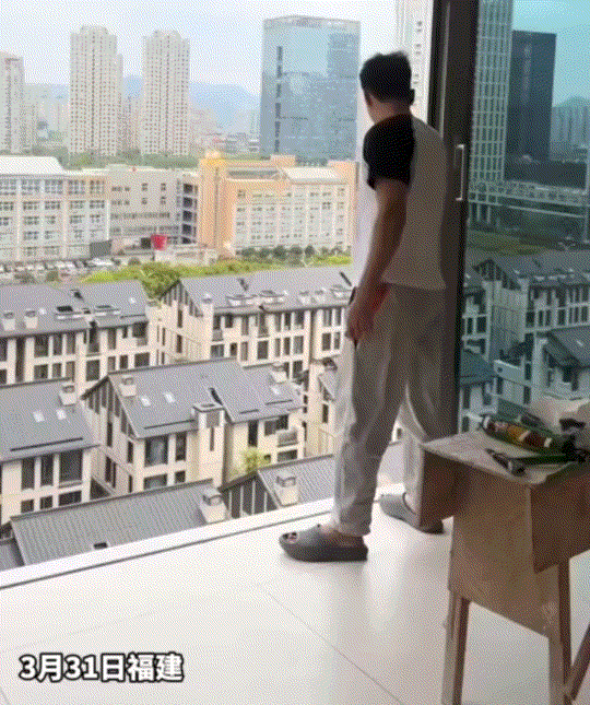 福建，一男子晒自家刚刚弄好的装修，可他在自家阳台上只装了一个半自动纱的窗门，引起
