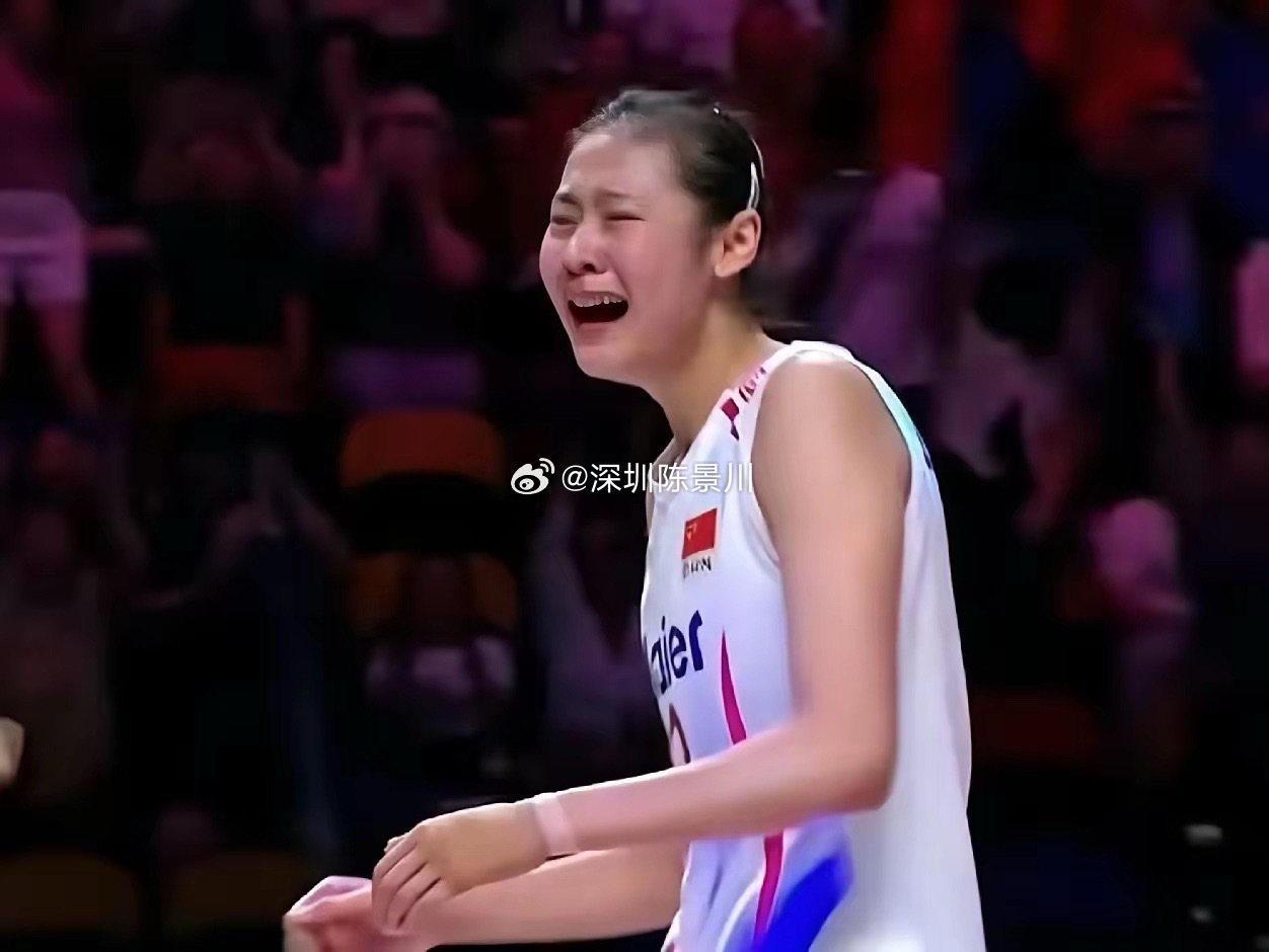 王奥芊哭了中国女排3比2战胜美国女排，晋级2026世界女排联赛总决赛四强，看完这
