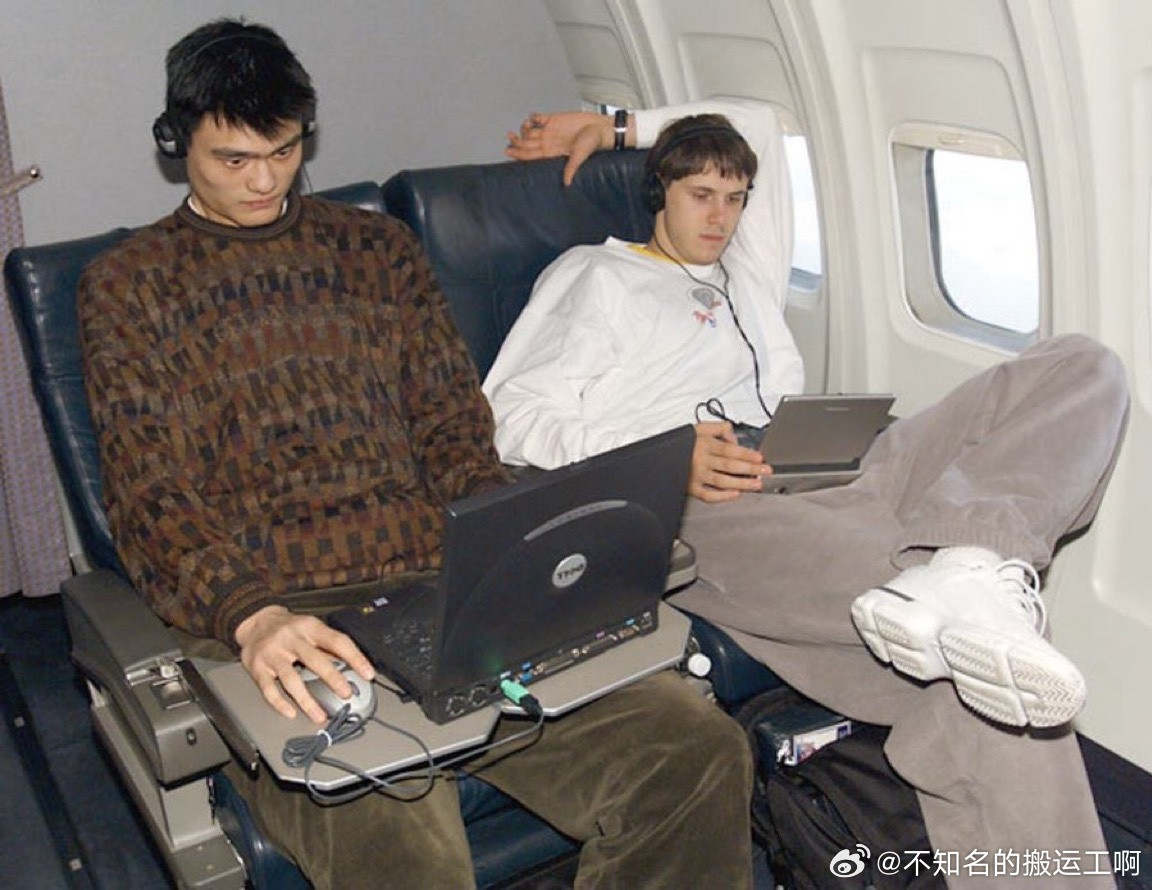 休斯顿火箭超话考验老伙计，右边这位姚明曾经的队友，说出他的名字和他的