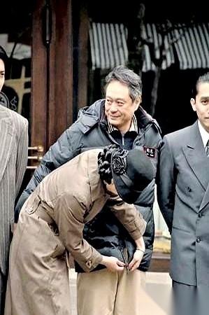 那一瞬间，李安导演绝对两眼一黑。几十台相机咔嚓咔嚓对着，一个年轻女演员，正笨手