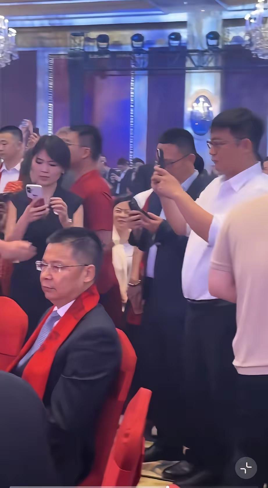 8月19日，王力宏受邀参加宇树科技上市答谢午宴，他咖位稍微差了一点，与沈南鹏挨着