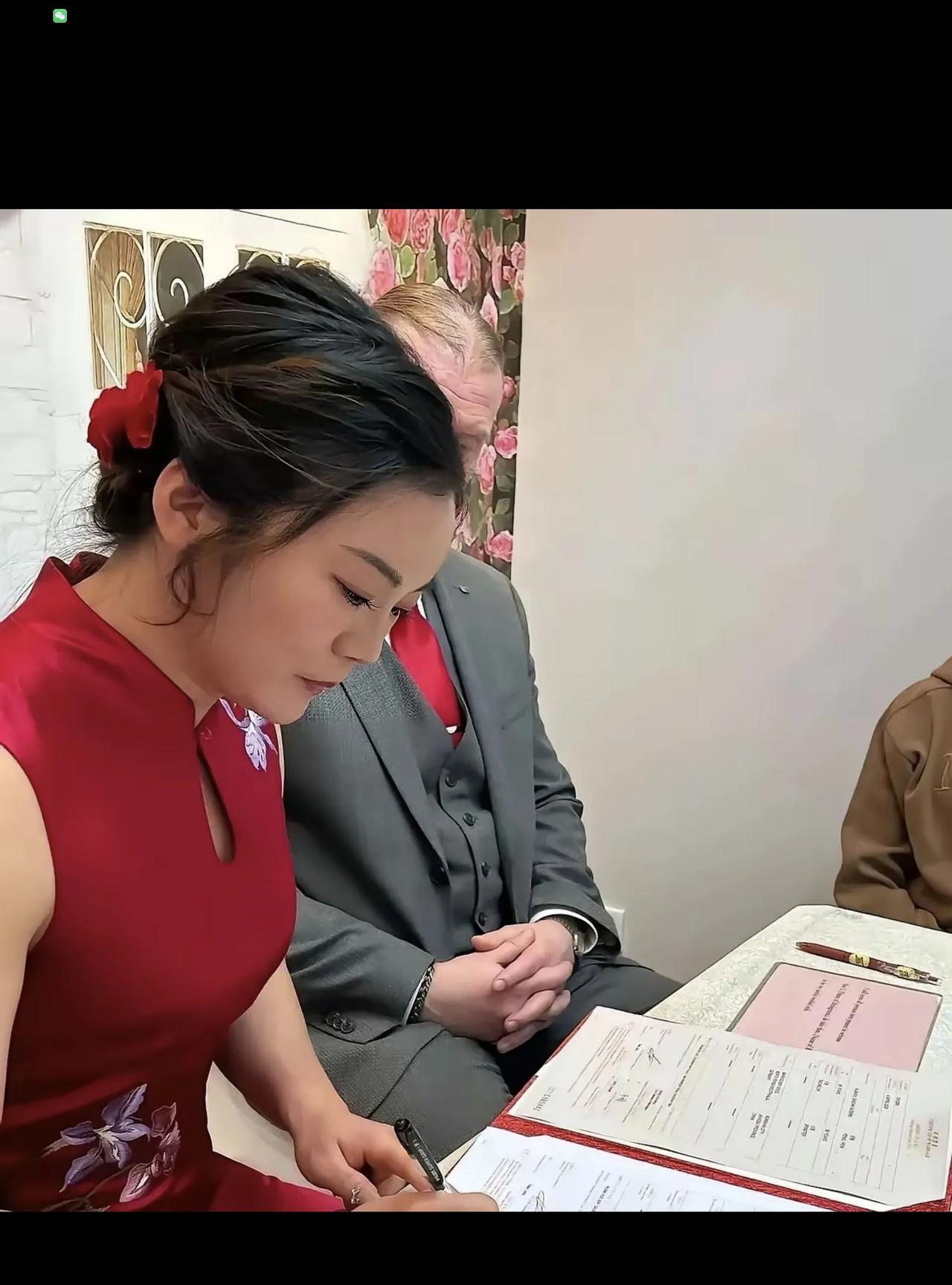 这是网友上传的照片，反映的是四川省成都市一名27岁的女子与一名58岁的德国籍男子