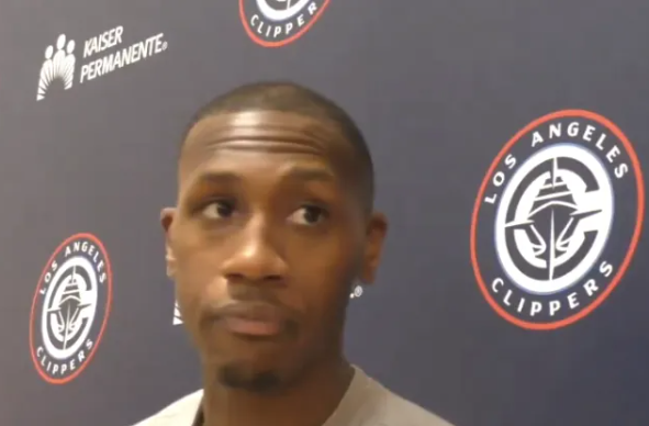 快船球员克里斯-邓恩接受了记者采访。记者：和加兰一起训练是什么感觉？等他复出后