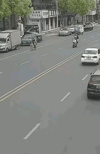 摩托车太快了，还带着一个人，突然冲出来一个小车，摩托车躲闪不及，照着对向车道冲了