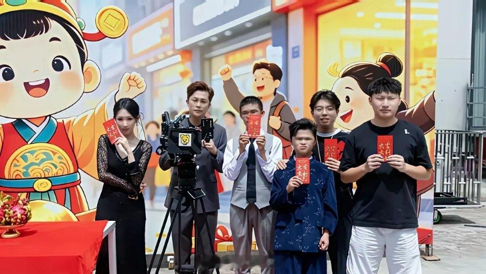 范小勤三天拍完60集短剧，吻戏争议与180万投资回本成难题​因长得像马云而火起来的范小勤，最近花了三