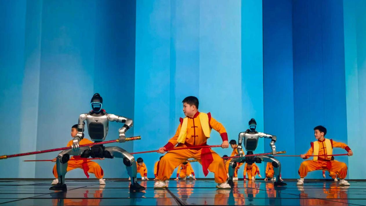 估计印度那边的边境士兵都吓出尿来了，因为今年的中国春晚，机器人不玩手帕，开始玩起