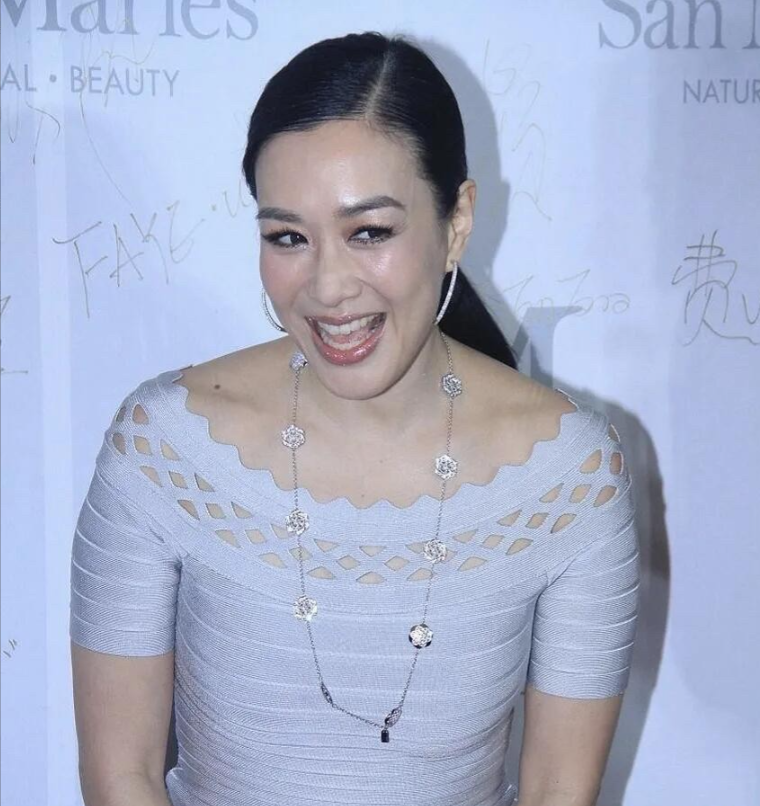 曾经无数男人心中的女神，也步入了中年女人发福的行列了，才50多岁就扛不住近距离的