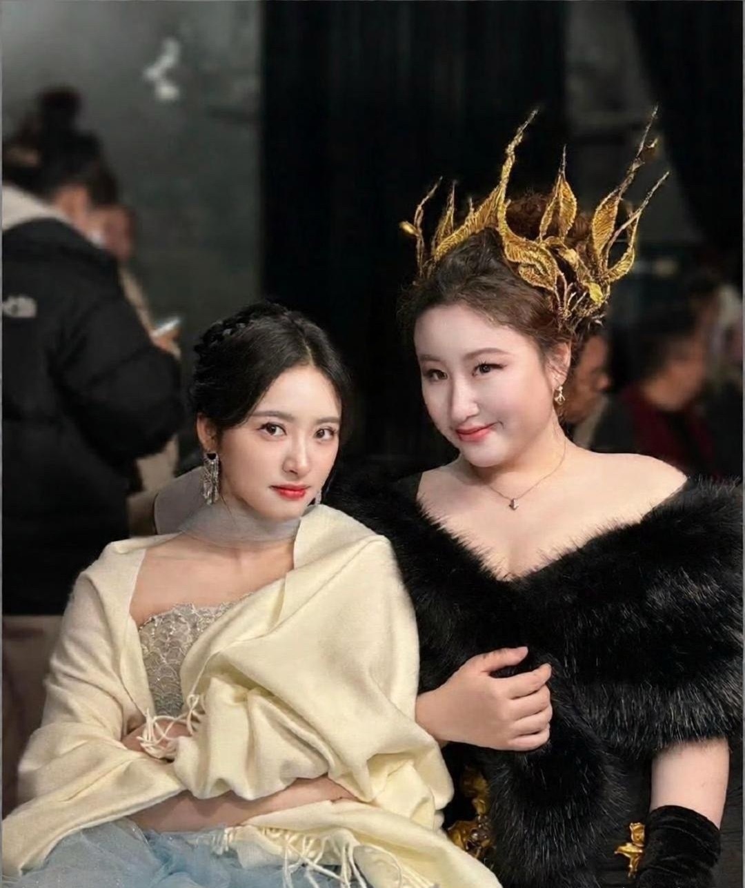 锤娜丽莎发了张和沈月的合照，结果沈月本人跑到评论区回她：图一我真不好形容。​​