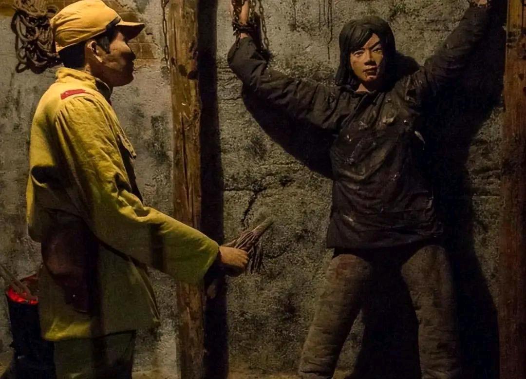 1943年秋，22岁游击队长赵铁山刚端掉鬼子炮楼，转身就被自己人用枪顶住后心。出