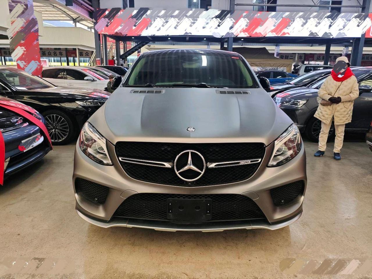 六旬阿姨买奔驰高性能车，就是为了一个颜值！前两天验了一台颜值轿跑，奔驰GLC4