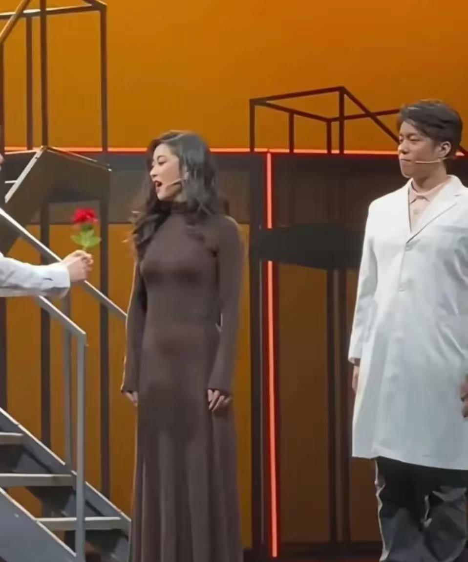 看了那么漂亮的朱珠的照片我瞬间做了一个决定不是要留长发，也不是不穿紧身衣，而