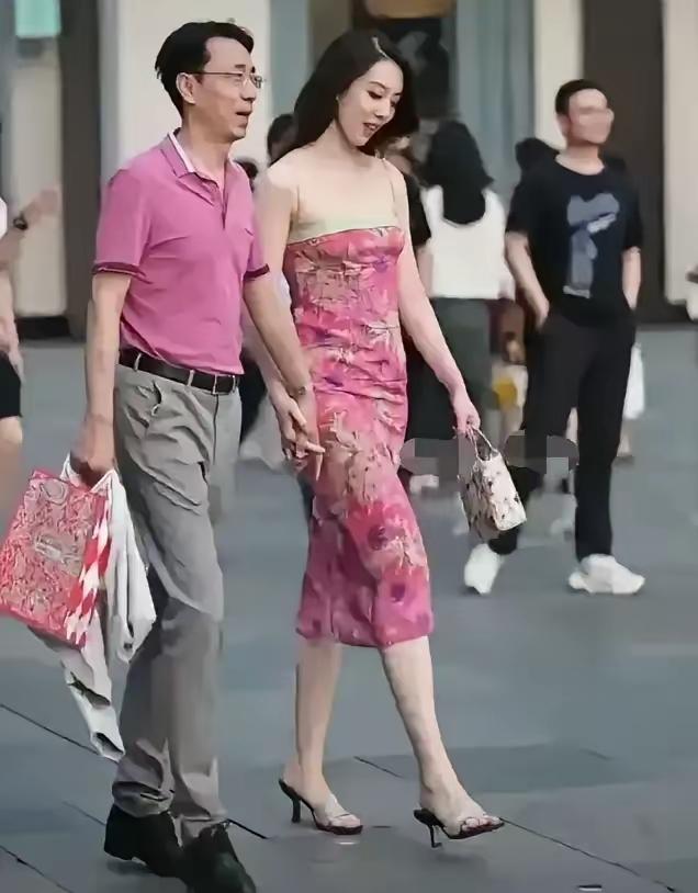 一条裙子扯下两张脸：三年过去，一个归零一个碰壁，代价太现实三年了，成都太古里