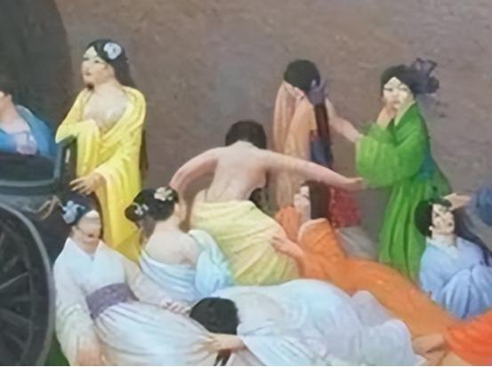 许多人以为殉葬就是活人被强行推进地宫，在封闭后哭喊绝望，事实上，为了生存，他们可