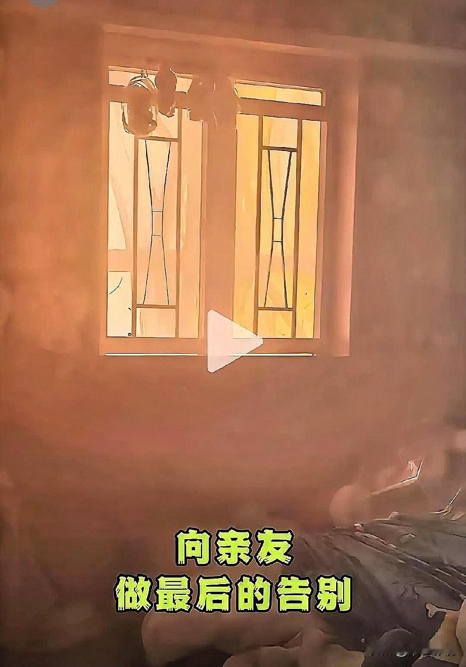 香港大埔居民李先生在家休息，突然接到妻子电话：起火了，快跑！他换好衣服刚要出门，