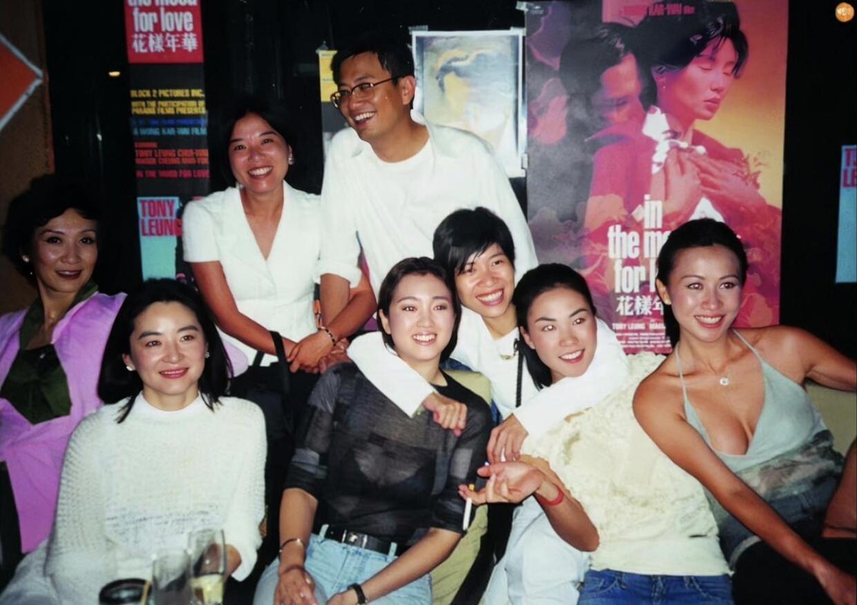 这是20多年前的一张老照片，王菲、巩俐、林青霞他们和朋友一起聚会时的情景，那个时