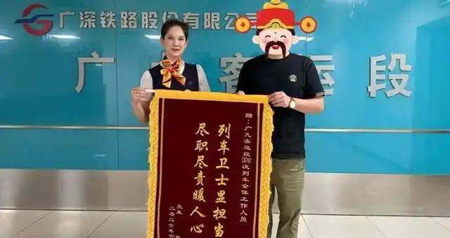 这心也够大的！广东，男子在乘坐高铁时，突然发现装有70万欧元现金的书包被人误取，