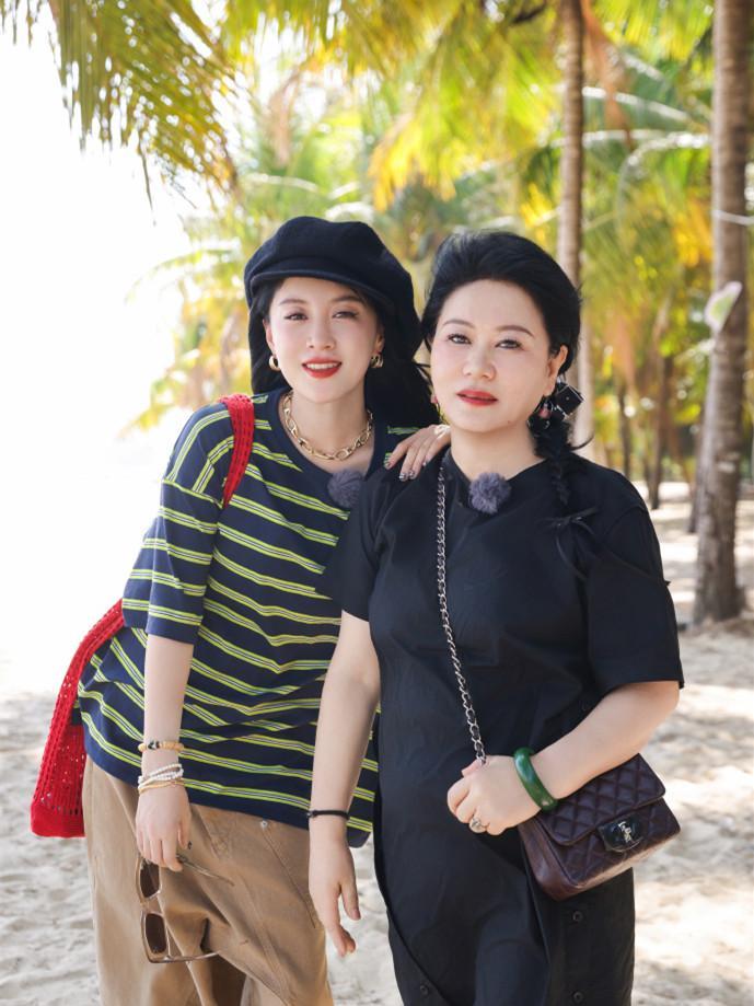 李嘉格老公傲娇什么？8年不哄丈母娘！最近热播的《女儿是妈妈》节目中，歌手