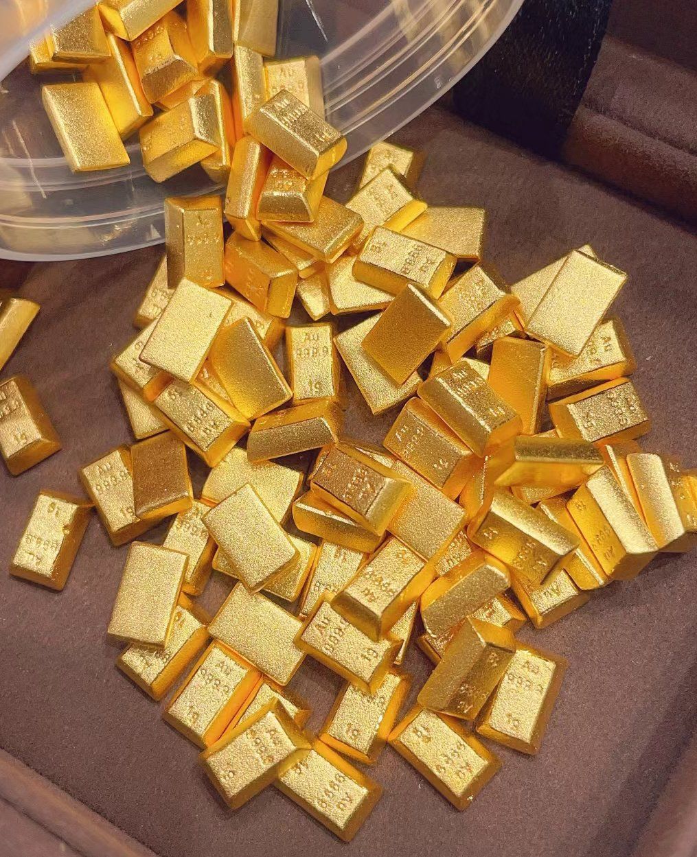 金价今天金价继续高位运行，避险与货币宽松双逻辑支撑行情。短期涨跌难测，但整体强势