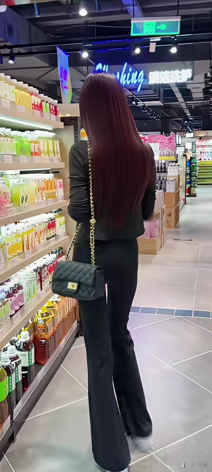 身材真好，纤细的腰肢、修长的美腿，比例堪称完美，身材好看着赏心悦目。
