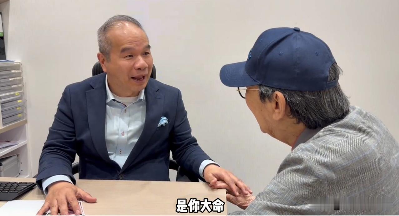 94岁胡枫大病后露面报平安，突发胆管炎昏迷了4天，医生叹其福大命大！以为只是避