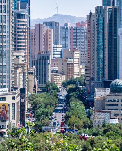 学校在新疆乌鲁木齐市，分建工、城建、建材三个校区。公办全日制高职，隶属于新疆维吾