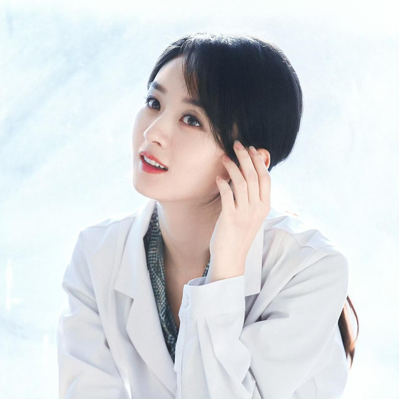 赵丽颖的沈雨，永远有让人反复心动的瞬间。当她穿上白大褂，在晨光里温柔地抱着