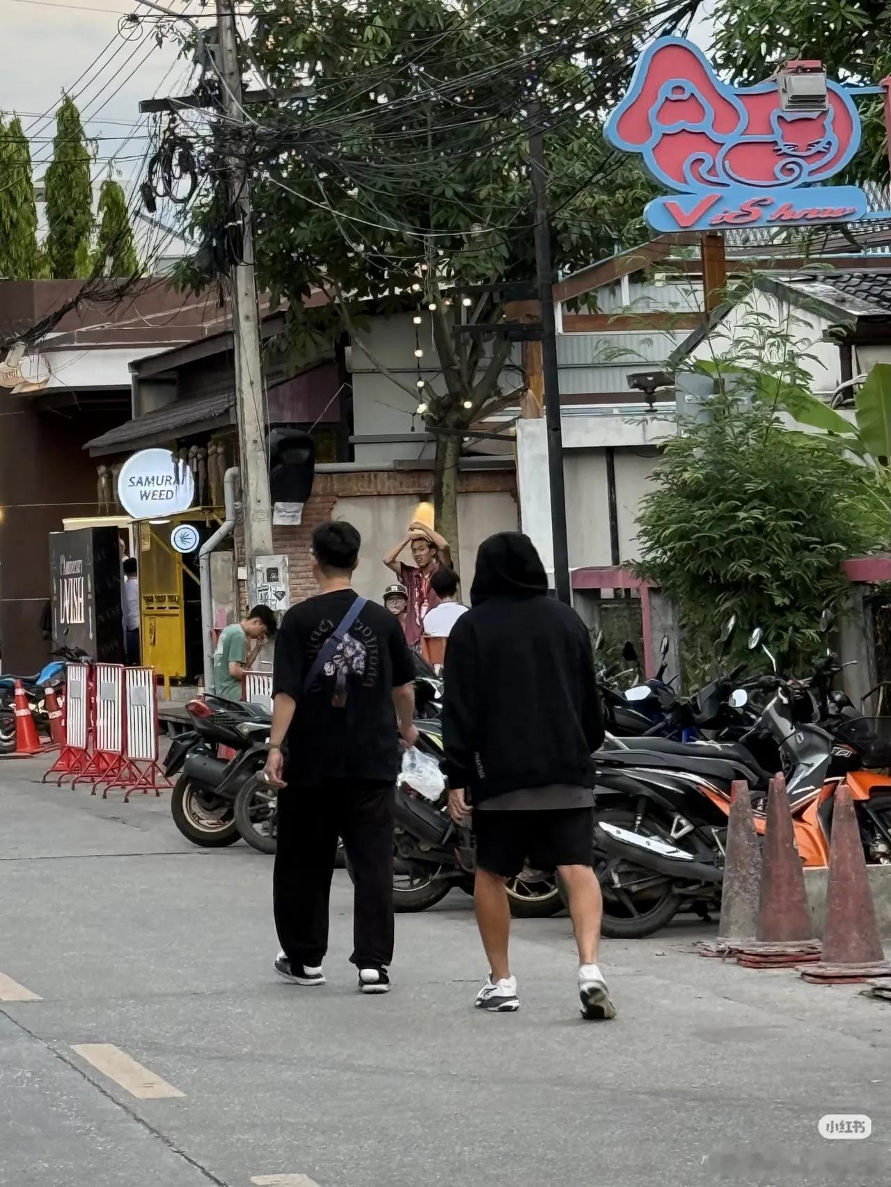 周杰伦现身泰国清迈，专程陪昆凌录制《中餐厅》。他头戴帽子身着黑色卫衣，看着格外怕