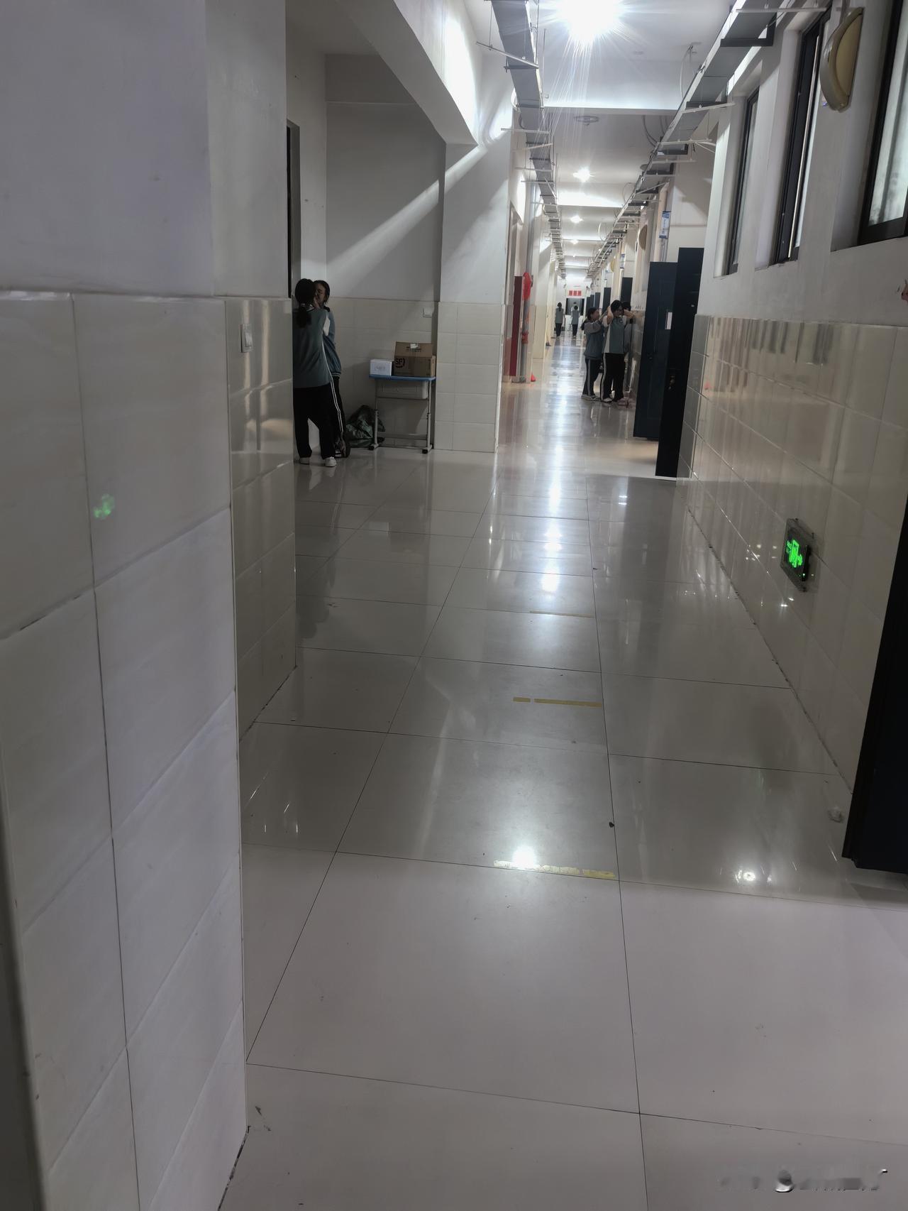 刚上完一节晚课，做一个风雨夜归人。一些同事、班主任、领导仍然在灯火辉煌中奋战