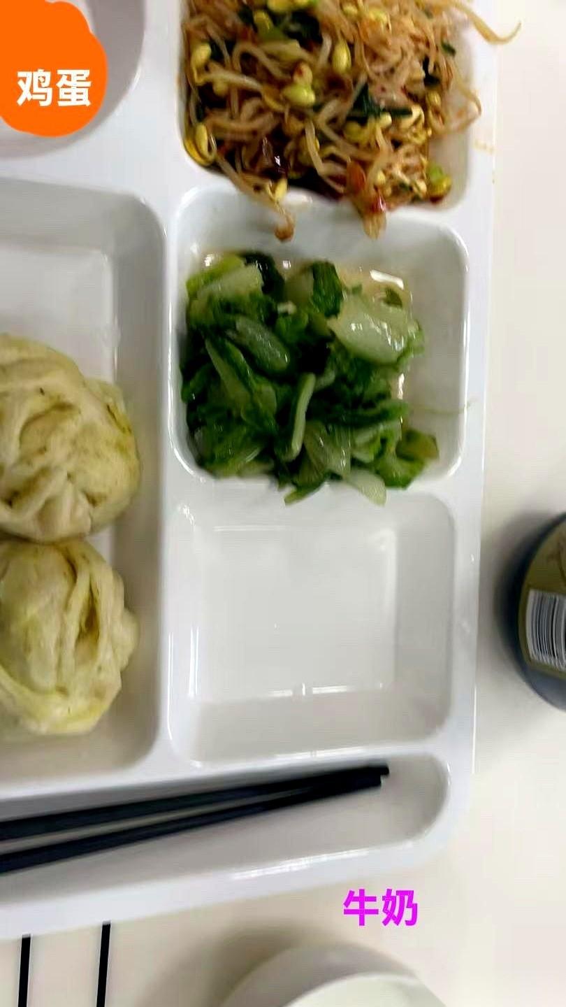 3块钱。你没看错,就是3块钱。一个鸡蛋,俩花卷,俩小菜,一碗牛奶。这是甘肃