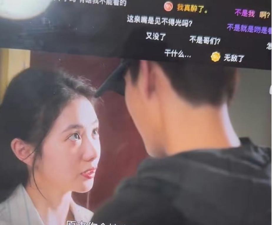 刘浩存为什么不拍吻戏呢？个人分析了下，感觉她从电影咖“下凡”拍偶像剧，多少还是