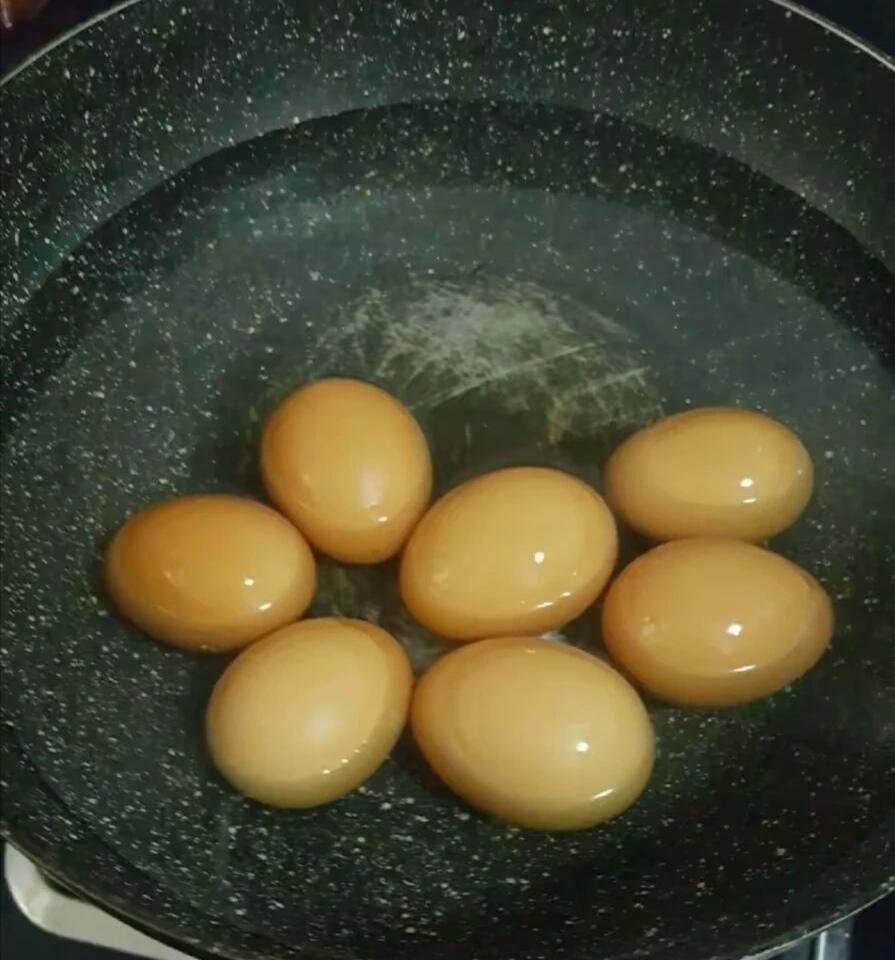 我越来越嫌弃我婆婆了，她现在做的饭我几乎都不吃。首先一辈子不刷牙，不洗头。就连