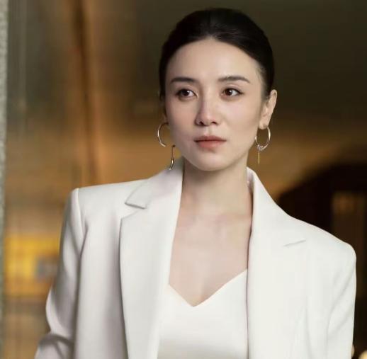 主持人问宋佳：“你平时最怕什么？”宋佳说：“我天不怕地不怕就怕早起。”主持人问：