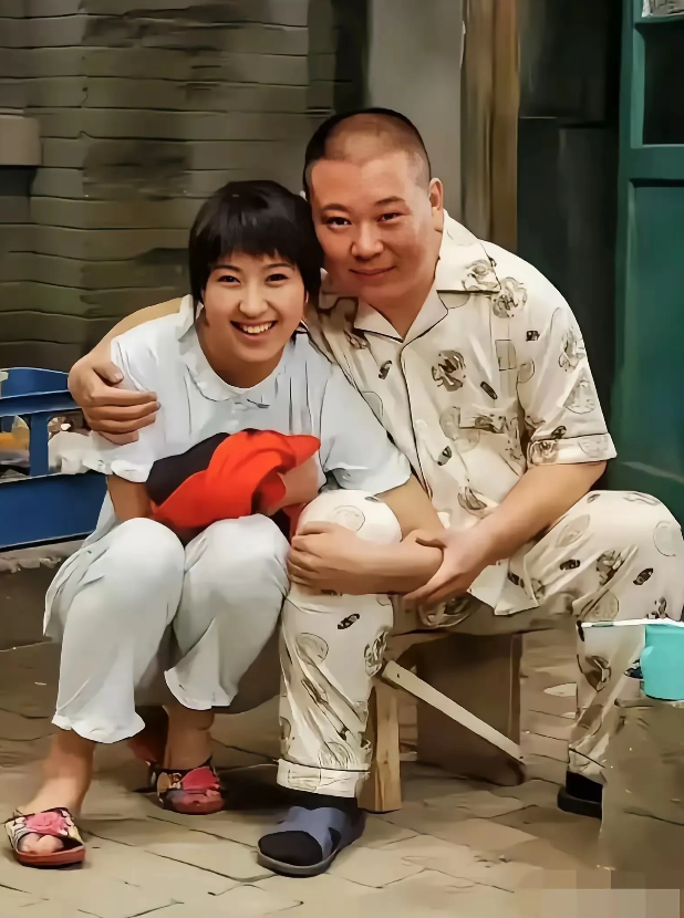 闫学晶年轻的时候好可爱啊！蹲在她身边的这位男士是谁？他穿着一身碎花套装，穿着拖鞋