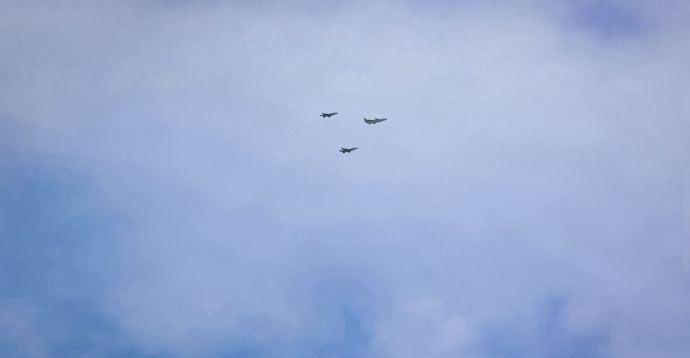 歼-90编队飞过天空，这是未来五年我空军和海军的绝对主力，未来断代式压制周边国家