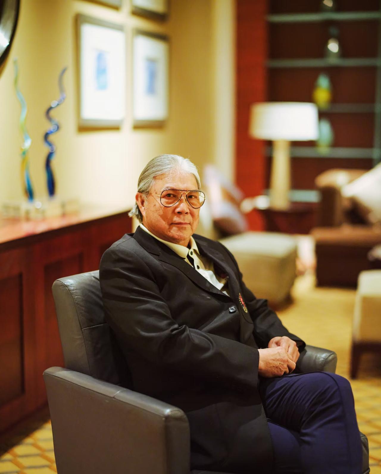 刷完“霍震霆自曝每周蹭饭”的新闻后，我手痒去扒了扒豪门老头的带孙日常。不挖不知道