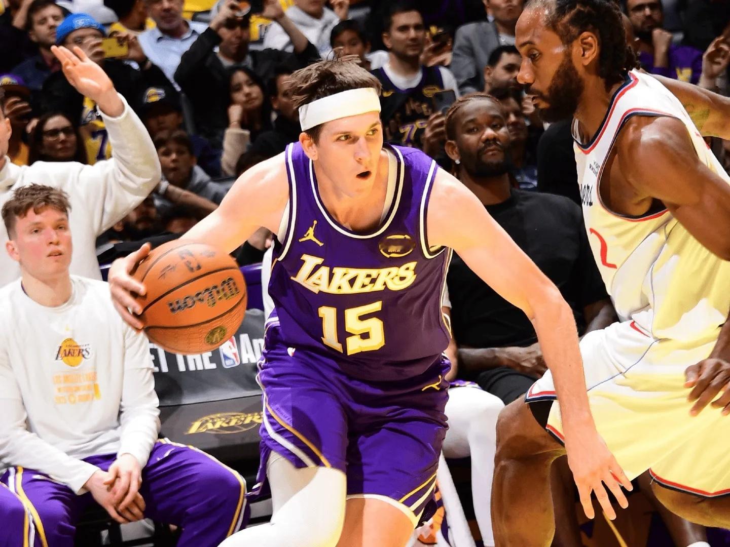 赛后，湖人球员奥斯汀-里夫斯谈及与勒布朗-詹姆斯、卢卡-东契奇的配合默契时表示：