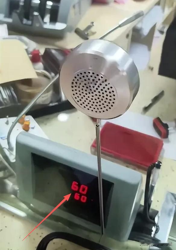 湖南娄底，一女子因为家里有事，前往银行柜台取300元5元面额的现金，点钞机显示是